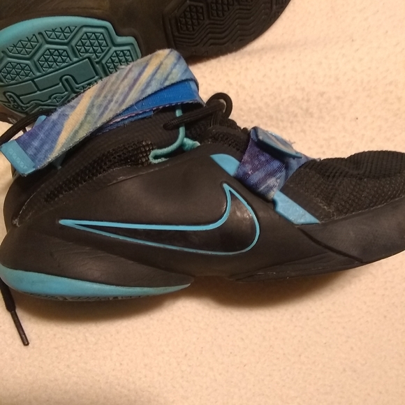 LeBron James tennis shoes - Picture 10 of 10